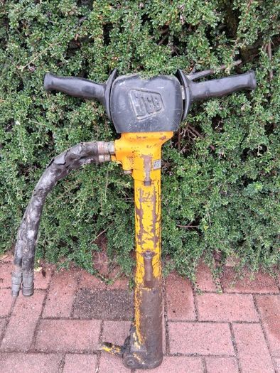 Log splitter + JCB Power pack & JCB Breaker &Tools