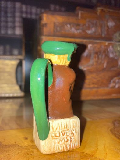 Oliver Twist Artone jug