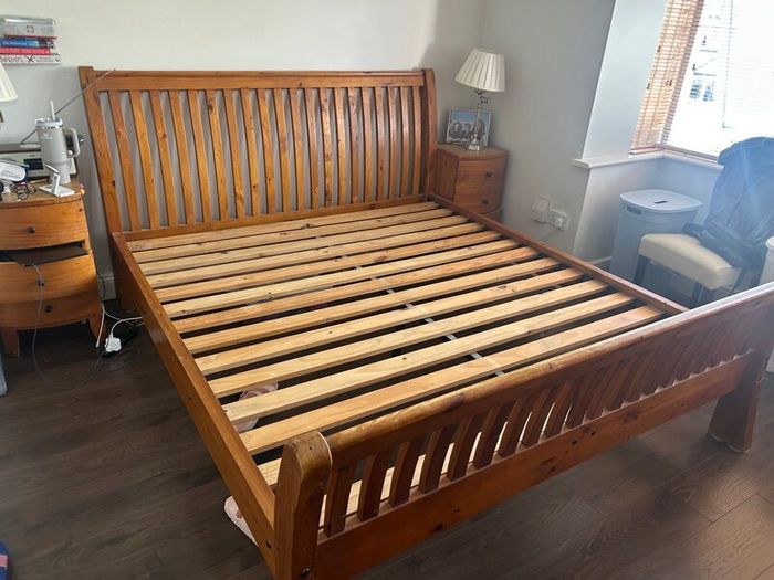 Super King Sized Bed and 2x bedside lockers (Oak)