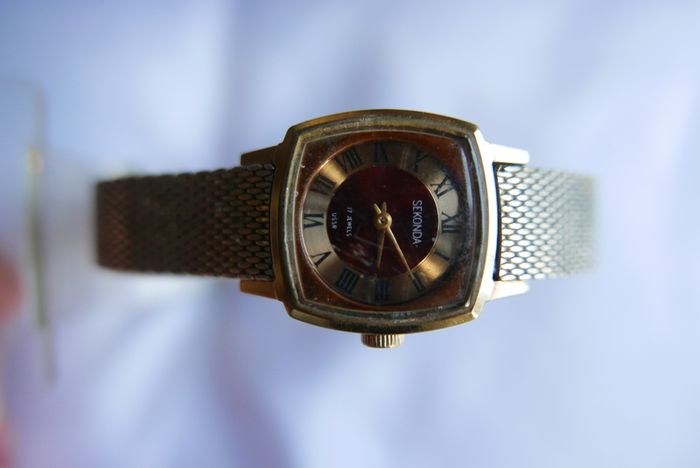Vintage SEKONDA 1960/70s ladies wristwatch . Original Soviet production. Dial finished in burgundy and gold with black Roman numerals. Hand winding in full working order. Face showing 17 Jewels USSR. First class movement
