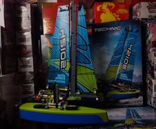 Catamaran ! Lego Technic ! Set 42105 ! Retired ! 2001 !