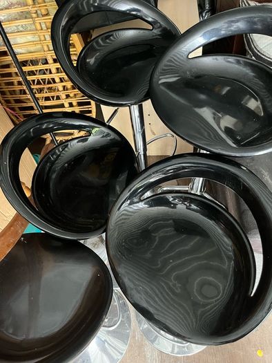 black stools