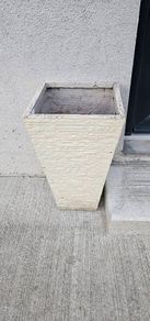 2 large flower pots