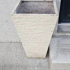 2 large flower pots