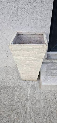 2 large flower pots