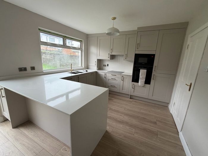 Carpenter Handyman kitchen fitter Flat pack specialist