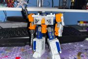 Hasbro transformers Earthrise deluxe class airwave
