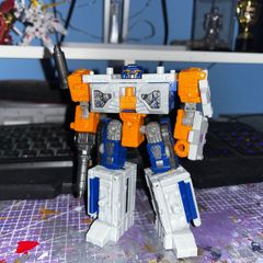 Hasbro transformers Earthrise deluxe class airwave