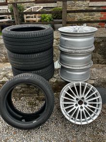 4 tyres Pirelli 225/45 R17 powergy and 4Alloy wheels
