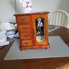 Jewellery cabinet