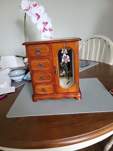 Jewellery cabinet
