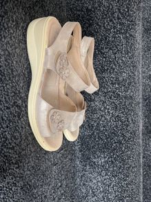 Beige Shoe tree sandals with small flowers size 6