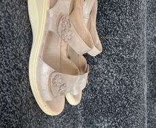 Beige Shoe tree sandals with small flowers size 6