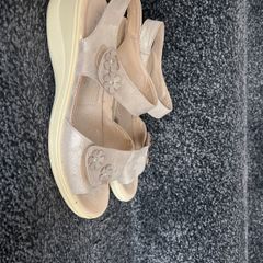 Beige Shoe tree sandals with small flowers size 6