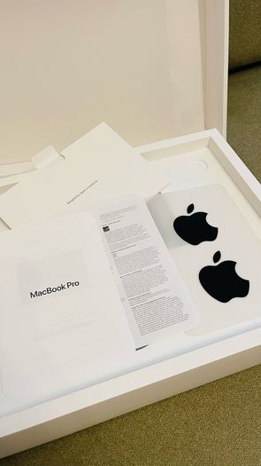 MacBook Pro M3 Box