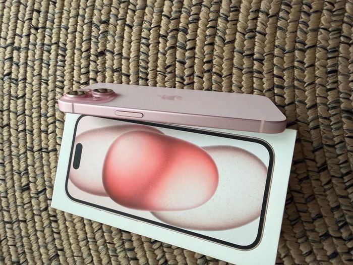 iphone 15- good as new with no scratches & with new phone accessories