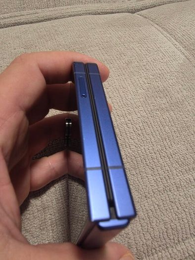 Samsung Galaxy Z Flip 7 512GB - Like New, 1 year old -12 mth Samsung Waranty -Blue color