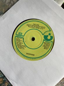 Scorpions. The zoo 7 inch  vinyl record in vg condition