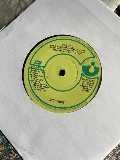 Scorpions. The zoo 7 inch  vinyl record in vg condition