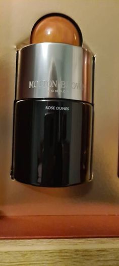 RRP 184e Rose Dunes Fragrance Collection  Eau De Parfum 100 Ml .  Bath & Shower Gel 300 Ml.   3 available. See my other skin and haircare ads also by clicking buysell151