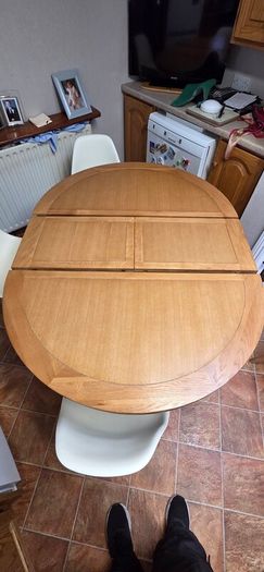Extenable kitchen Table and four chairs