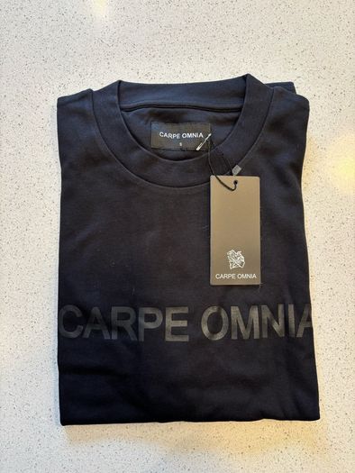 Carpe Omnia Bold Logo T-Shirt Black - Size Small