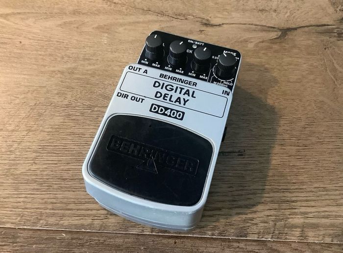 Behringer DD400 Digital Delay pedal (DD-3 clone)