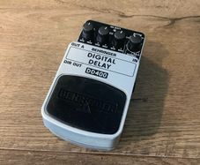 Behringer DD400 Digital Delay pedal (DD-3 clone)
