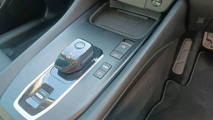 2023 Nissan Qashqai hybrid only 12k km.