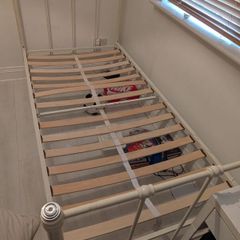 Metal frame single bed - No mattress