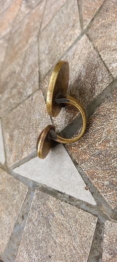 Vintage jewelry is sold individually for 5 to 10 euros