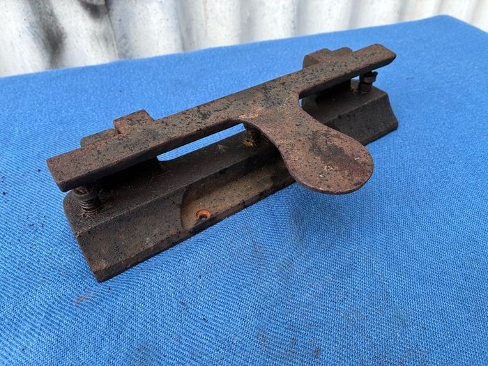 Heavy cast iron hole punch