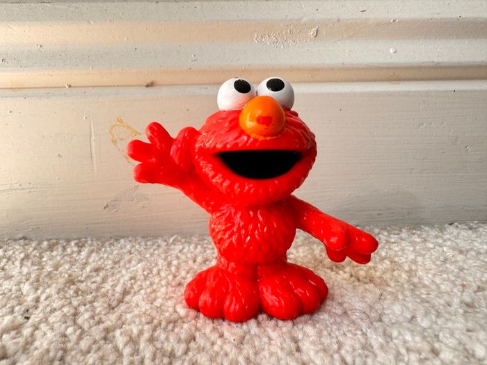 Sesame Street Workshop Waving Elmo Monster Red approx. 6.5 cm. Figure Hasbro Damaged Used Please see photos