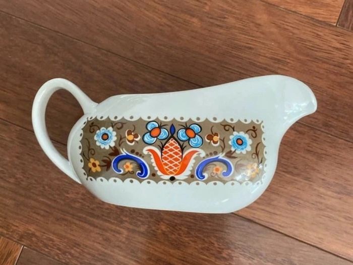 Vintage Woods And Sons Bayeux Pattern Side Plates & Gravy Boat