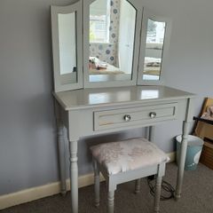 Vanity table