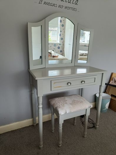 Vanity table