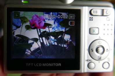 RAVELER DC-6900 6.0 Mega Pixels 3 x super ZOOM DIGITAL CAMERA WORKS (the camera runs on two AA batteries)