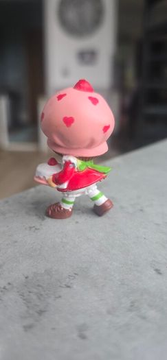 HTF Vintage 1981 AGC Kenner Strawberry Shortcake Mini PVC Doll with Birthday Cake Figurine 2" same era as MLP G1 My Little Pony