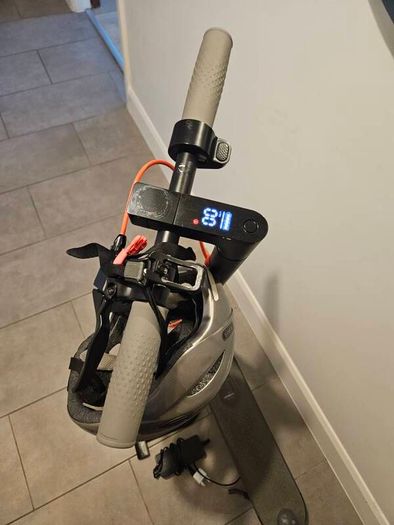AOVOPRO ES80 Electric Scooter- Good Condition