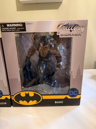 DC Comics Diamond Select PVC gallery Bane and Penguin statues