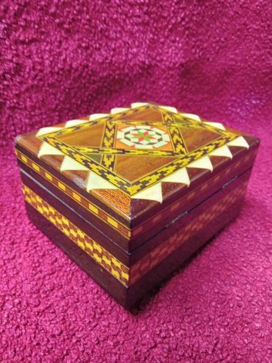 Vintage Musical Jewellery / Trinket Box