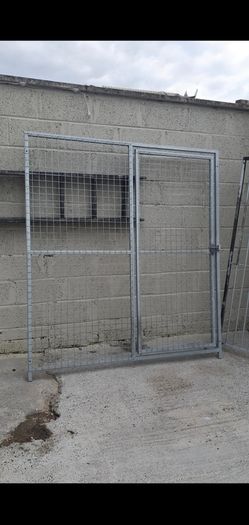 Dog kennel gates