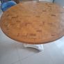 Solid wood round table with parquet top Image 3