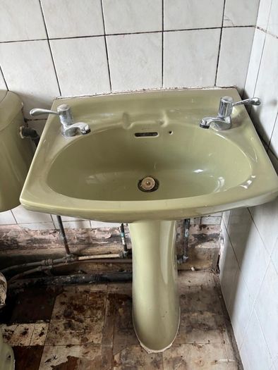 Retro bathroom suite