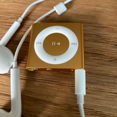 Gold iPod Shuffle 4th Generation 2gb