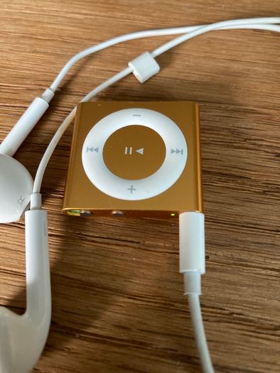 Gold iPod Shuffle 4th Generation 2gb