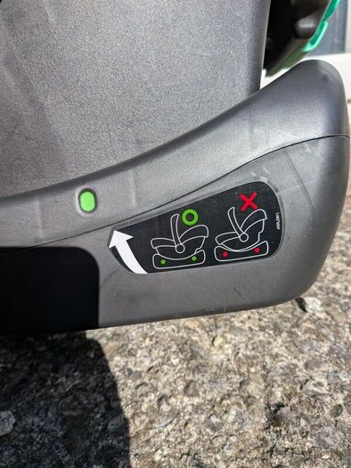 Joie rearfacing Infant Car Seat and Isofix base