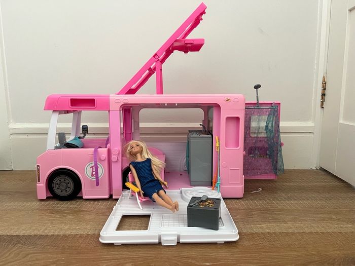 Barbies Dream Camper Van and Barbies Cafe