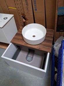 Visobath 600 wall hung set up with tap ex-display