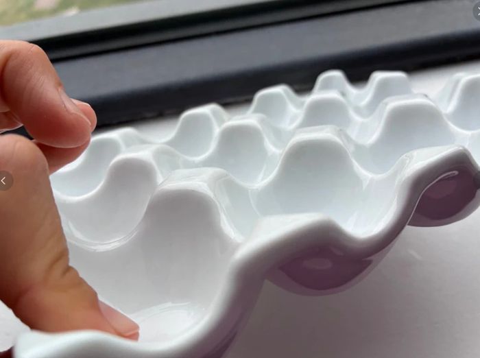 Ceramic egg holder